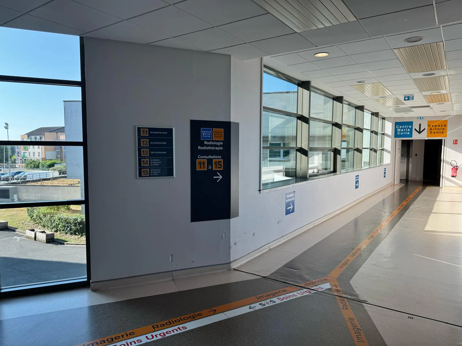 Couloir du Centre Marie Curie menant aux consultations d'orthopédie du Cabinet Arras Orthopédie